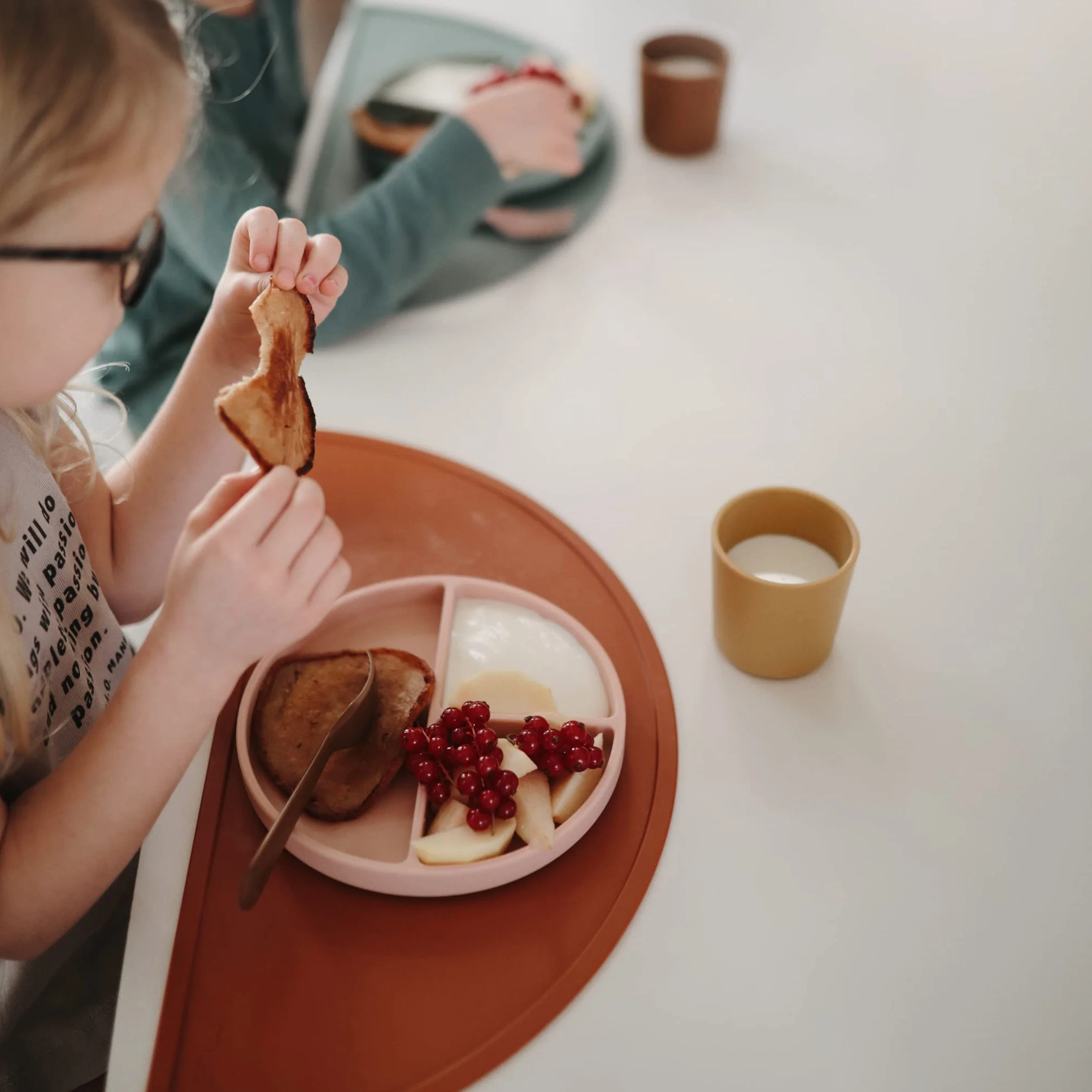 Mushie Silikonowy Talerz Podzielony z Przyssawką Antypoślizgową, dla Niemowląt i Małych Dzieci. Materiał: Silikon Klasy Spożywczej, Nadaje się do Zmywarki i Kuchenki Mikrofalowej (Cloudy Mauve)