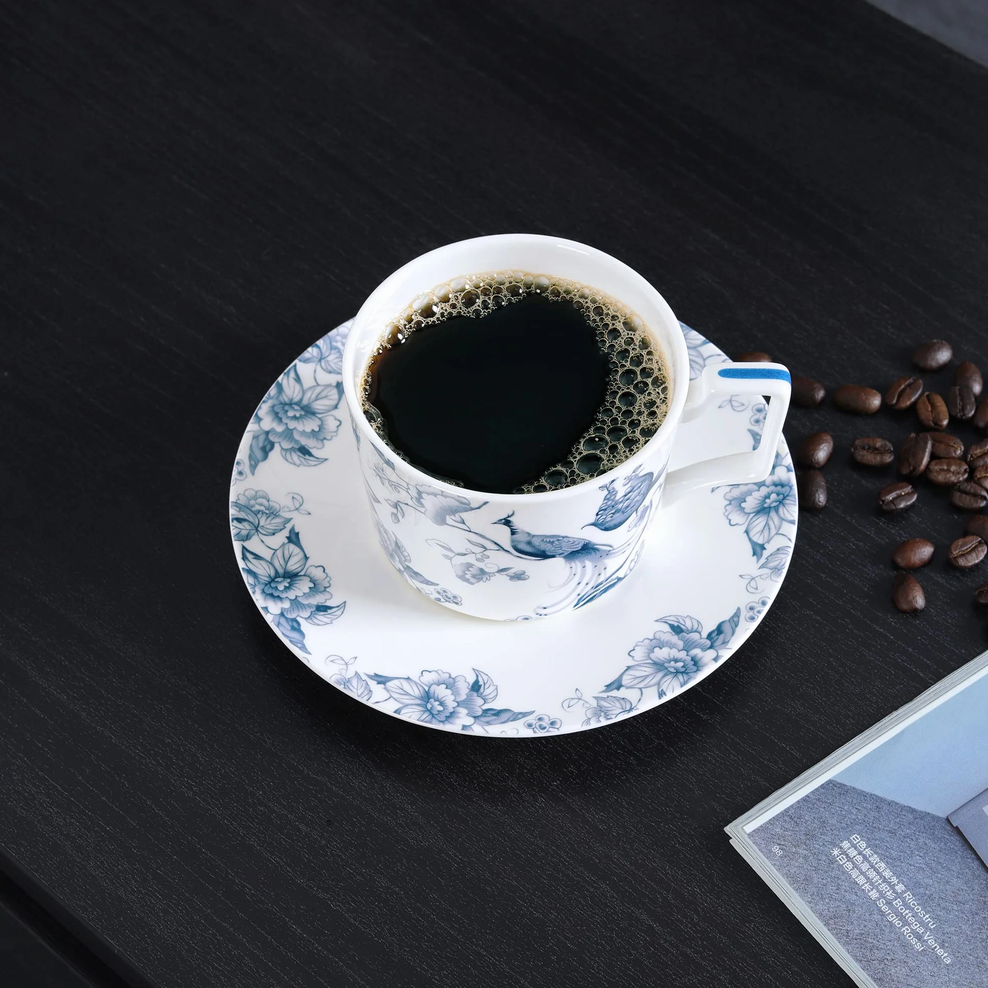 Fanquare Bone China Filiżanka do Herbaty i Spodek 250 ml - Zestaw na 1, Niebieska i Biała Filiżanka Kawy z Talerzem, Brytyjskie Kwiaty, Porcelana dla Kobiet