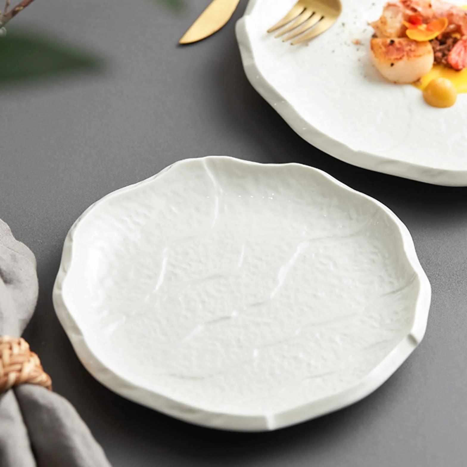 Biały talerz, wiele rozmiarów Ceramiczny biały nieregularny talerz obiadowy Rozmiary MLS(S)