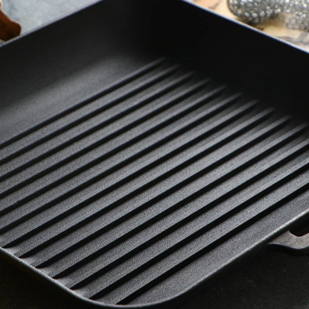 Patelnia grillowa z żeliwną z drewnianym uchwytem – 28 x 28 x 4 cm – patelnia do steków – grillowanie – patelnia żeliwna do wszystkich źródeł ciepła – gotowanie – zestaw patelni – bez PFAS