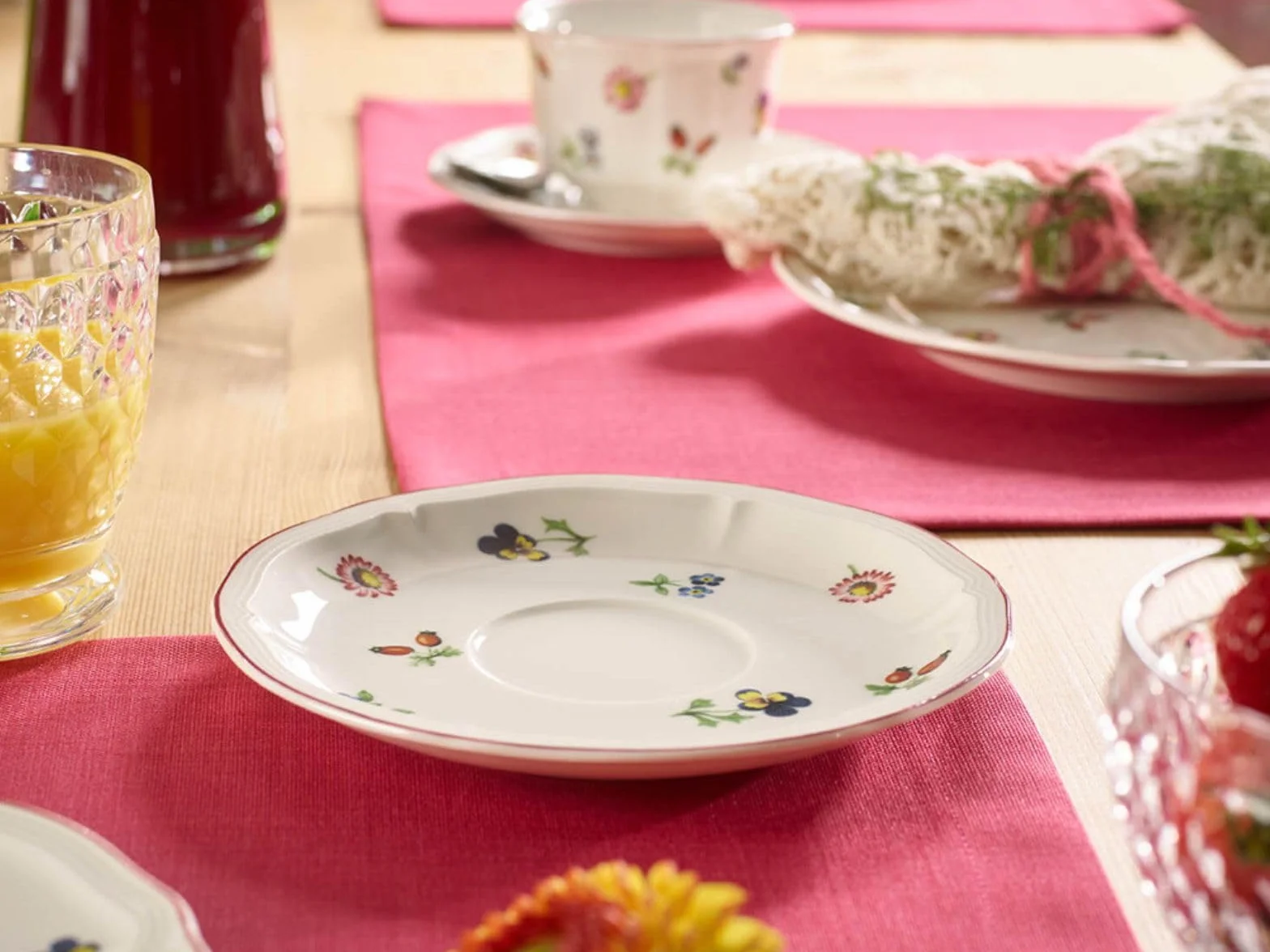 Villeroy & Boch Petite Fleur spodek śniadaniowy 6 sztuk nr 1023951250 i zestaw 4 szt. EKM Living słomki ze stali szlachetnej