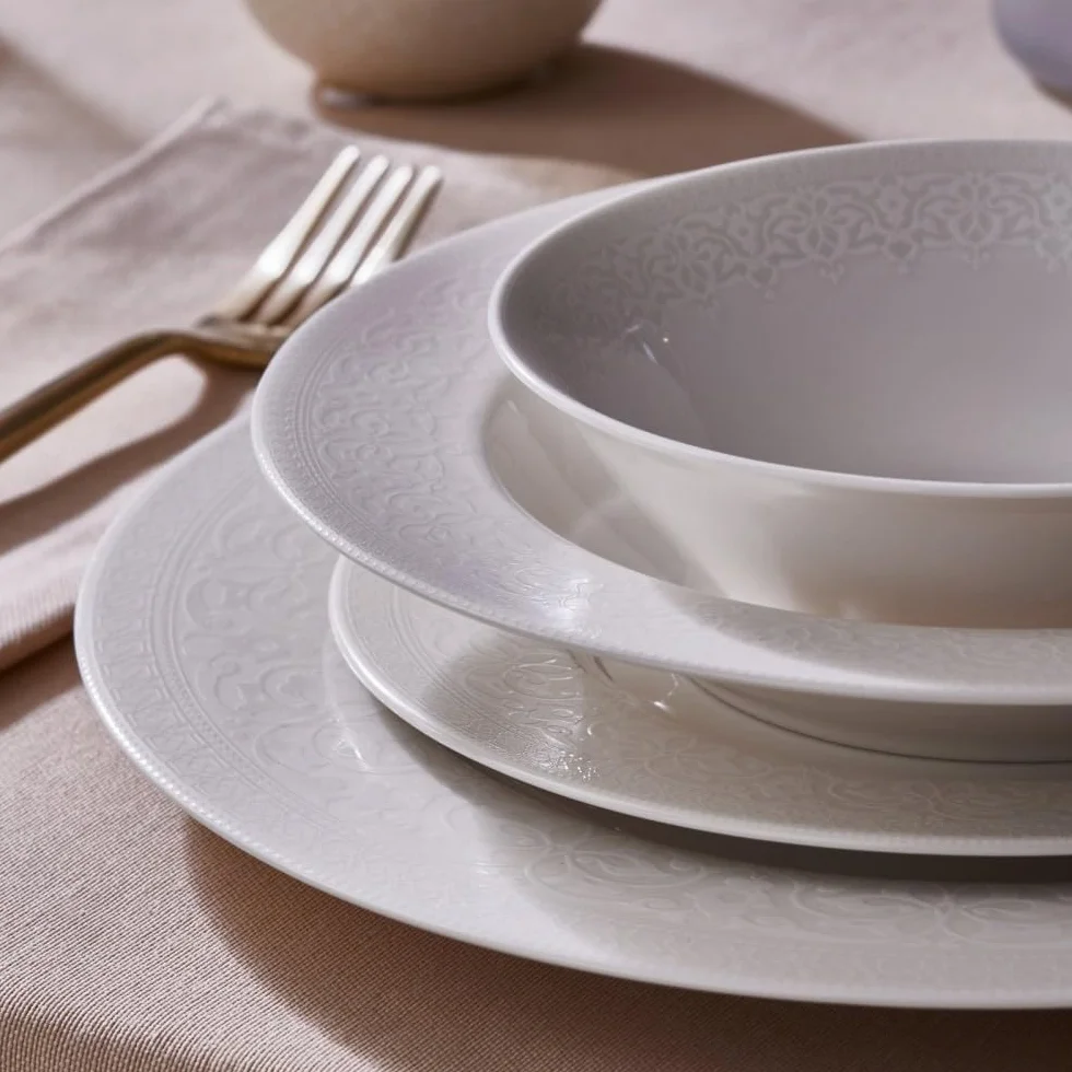 Karaca Nowe zestawy zastawy stołowej dla 6 osób, 24-częściowy nowoczesny zestaw naczyń kuchennych, porcelana kostna, można myć w zmywarce, białe talerze i miski, trwałe i eleganckie