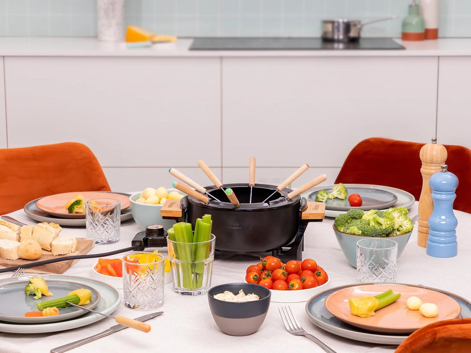 Fondue Tristar FO-1108 - bambusowe wykończenie - obudowa z czarnej matowej stali - do 8 osób - 1000 W