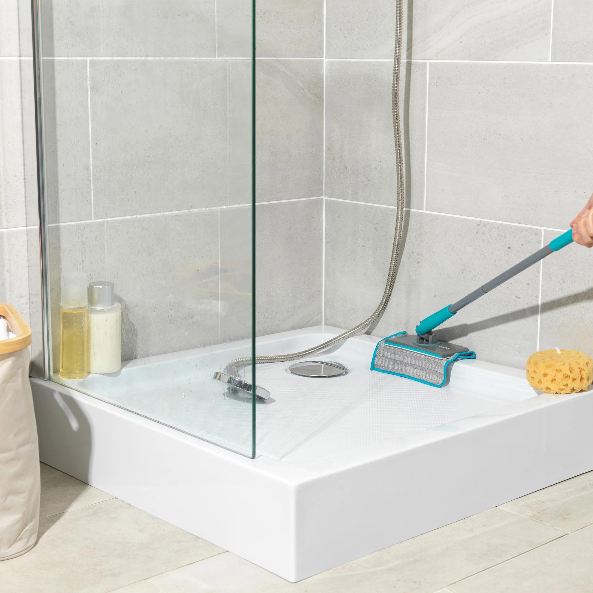 Beldray Anti-Bac Mop łazienkowy z zaczepem Clip-to-Grip - Duża końcówka mopa, Płytki/Podłoga/Lustra/Wanna, Higieniczne uchwyty na kliknięcie, Główka obrotowa 360°, 4 ścierki