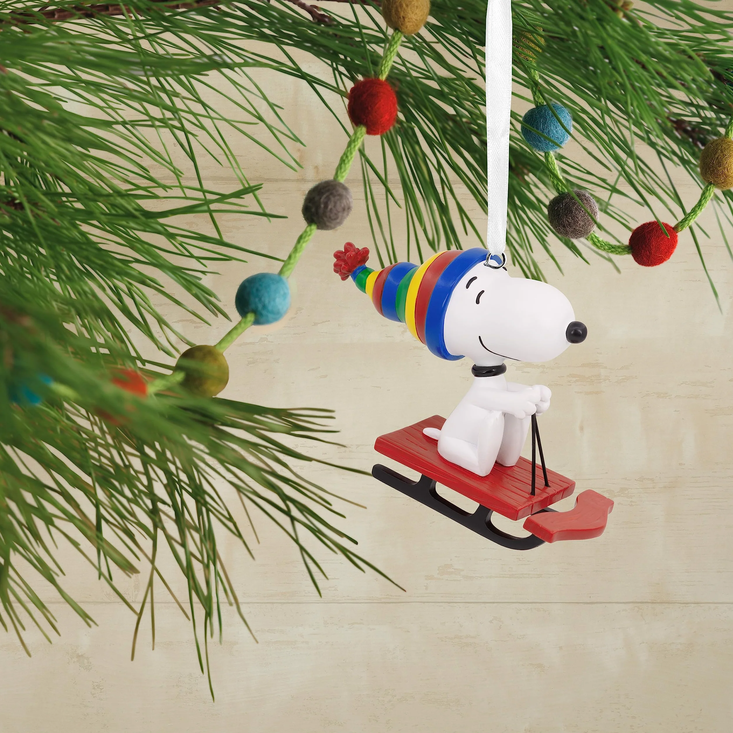 Hallmark Kolekcjonerskie orzeszki ziemne Snoopy na sankach, dekoracja Snoopy, świąteczna wisząca ozdoba, prezenty na Boże Narodzenie, komiksy z orzeszkami ziemnymi
