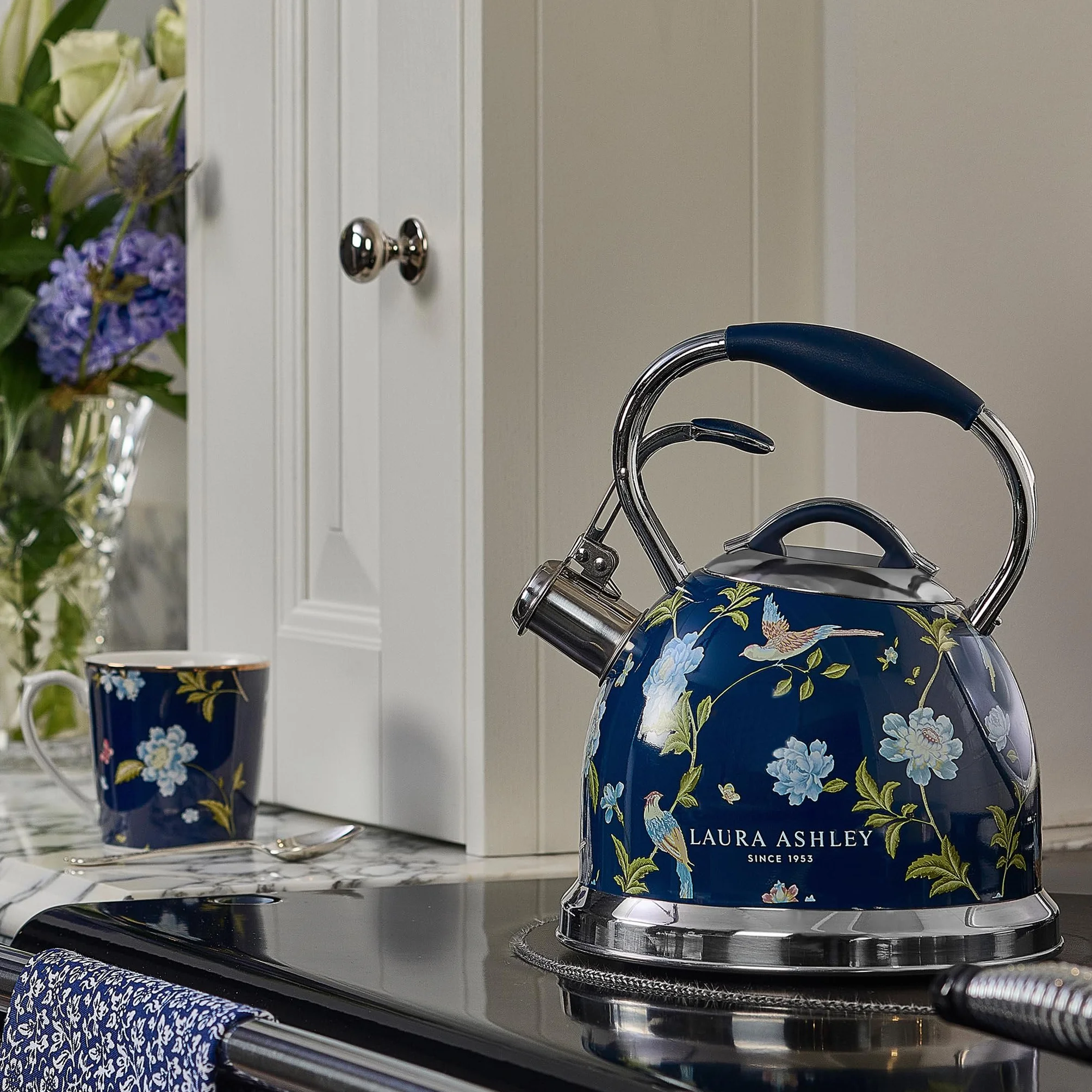 Laura Ashley Elveden Granatowy Czajnik Indukcyjny 2.5 Litry od VQ - Gwizdający Czajnik Szybko Gotujący na Kuchenkę Gazową, Indukcyjną lub Inne Kuchenki z Mechanizmem Przyciskowym