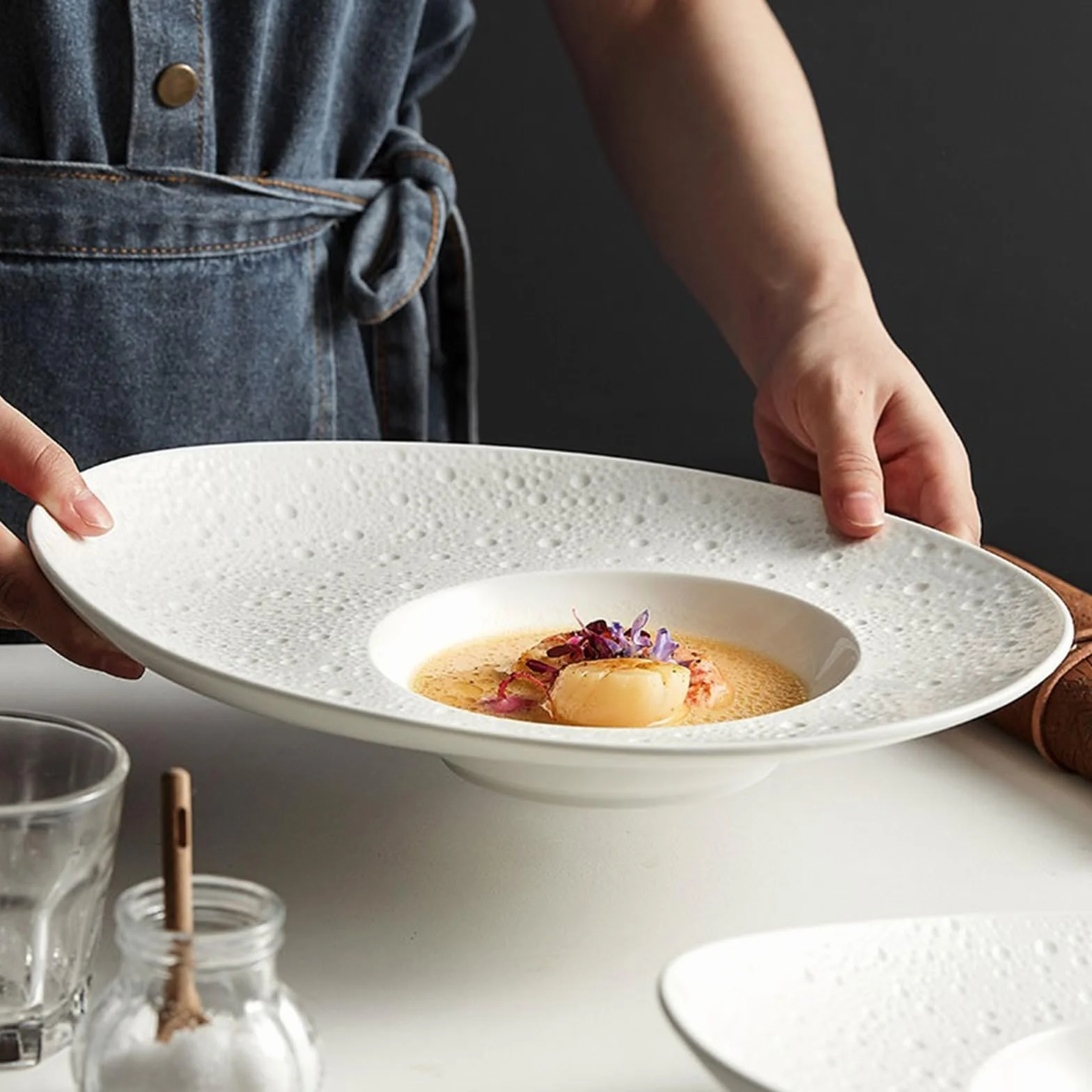 Talerz obiadowy wykwintny talerz na zupę spersonalizowany kształt kapelusza talerz obiadowy biały ceramiczny restauracja hotel premium uczucie specjalna zastawa stołowa talerze kolacja