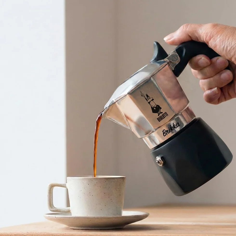 Bialetti New Brikka 2023, słoik do mokki, jedyny ekspres do kawy, który może zrobić kremowe espresso, 2 filiżanki, aluminium i czarny