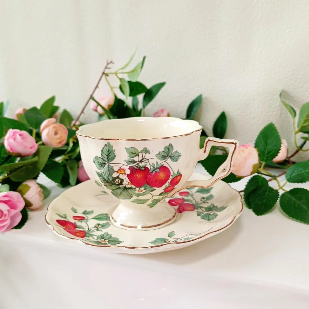 Ceramiczny kubek do kawy ze spodkiem i zestawem łyżek, elegancki design retro do użytku domowego i restauracyjnego