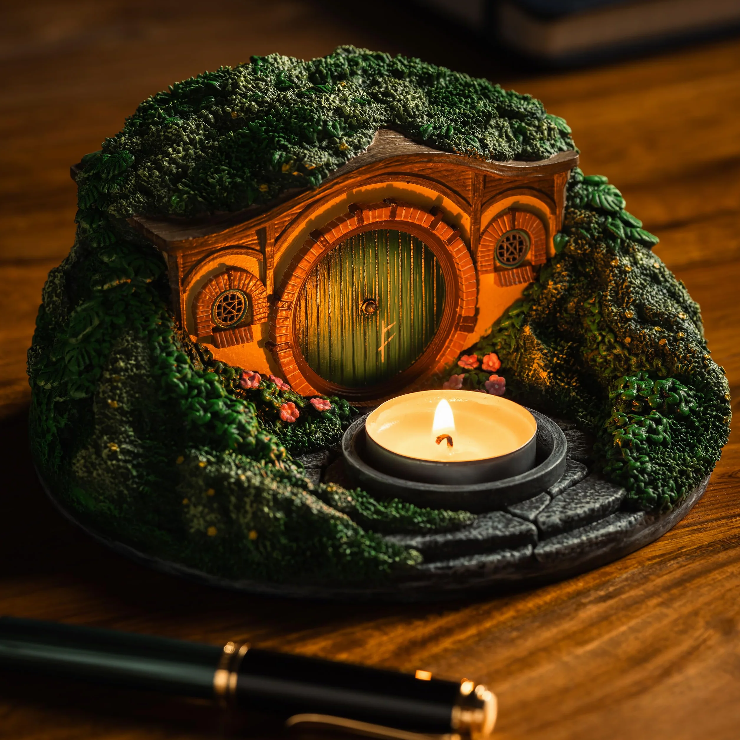 Elbenwald Władca pierścieni - świecznik na podgrzewacze Hobbit Cave Auenland Diorama 15,5 x 8,8 x 15,5 cm świece z żywicy średnica 4,5 cm