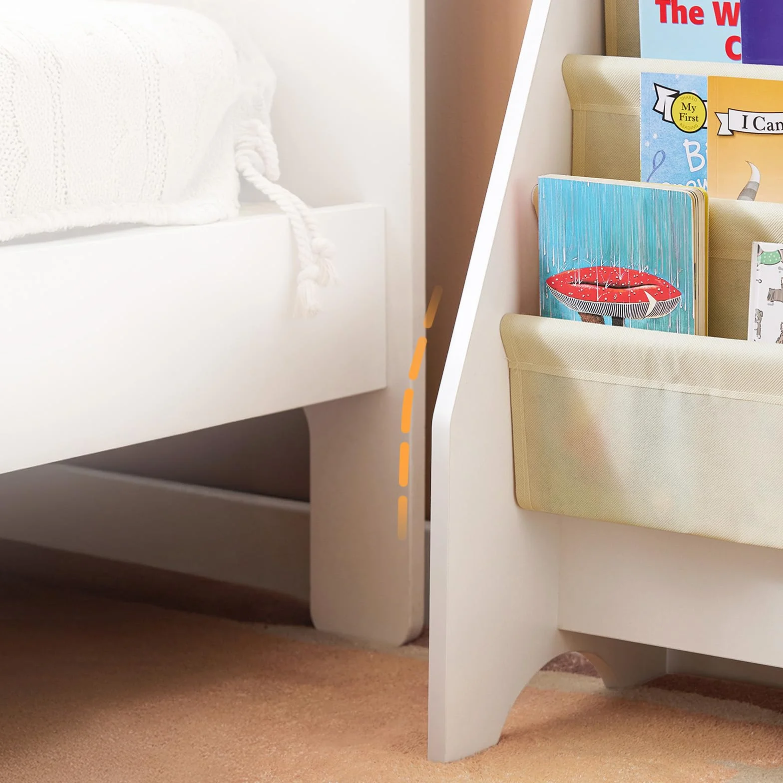 SoBuy Biblioteczka dla Dzieci, Regał na Książki i Leksaki z 4 Tkaninowymi Kieszonkami, Meble do Pokoju Dziecięcego do Organizacji Książek i Zabawek, Biały 62x30x71 cm FRG225-W