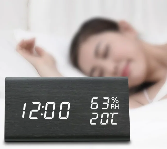 INF Budzik LED z drewna, ze wskaźnikiem temperatury i wilgotności