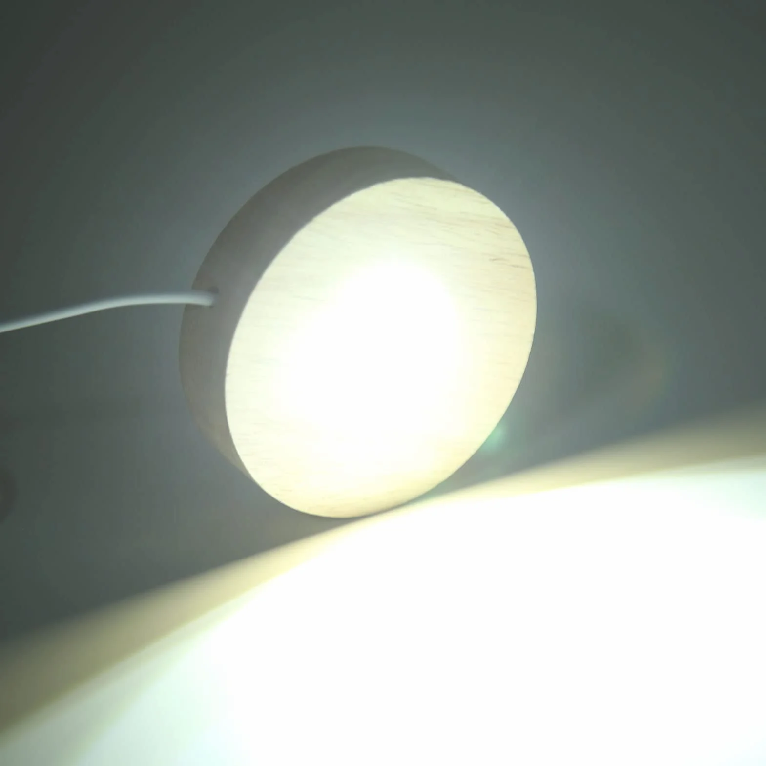 Stopka LED, interfejs USB i Drewniana podstawa Podstawa świetlna dla sferycznych prostokątnych i sferycznych lamp, elegancki trwały Gniazdo lampy(białej podstawy światła)
