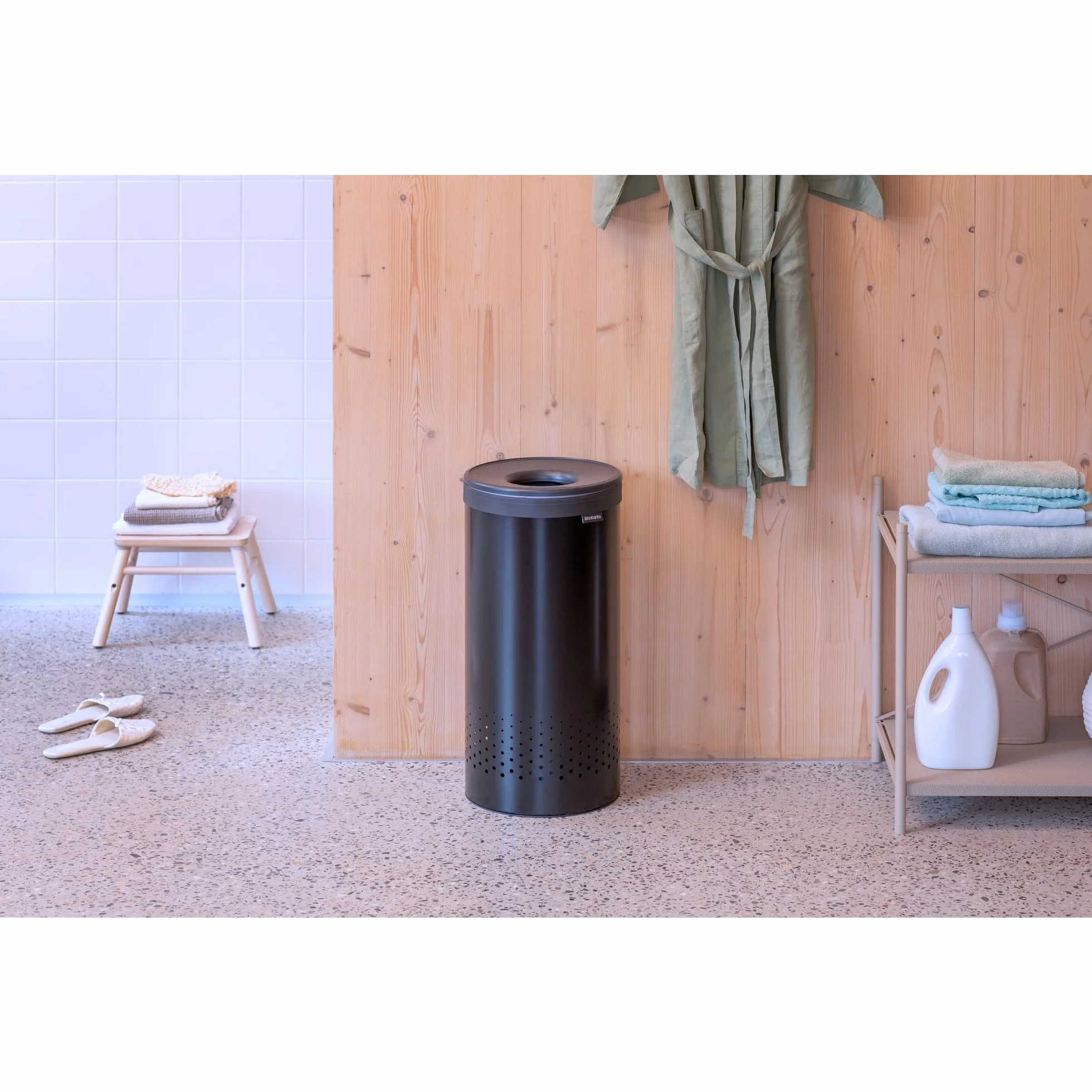 Brabantia Kosz na pranie z pokrywką, kosz na pranie 35 l ze zdejmowaną bawełnianą torbą i szybkim otwieraniem, oszczędzający miejsce kosz na pranie, czarny matowy